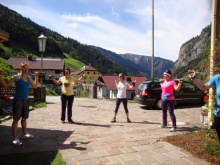 Nordic-Walking-Workshop als Elternangebot im Rahmen der Gesunden Schule in der VS Hüttschlag.