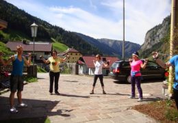 Nordic-Walking-Workshop als Elternangebot im Rahmen der Gesunden Schule in der VS Hüttschlag.