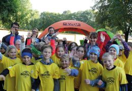 Auf dem Foto: Landesrätin Mag. Martina Berthold (re) mit Kindern der Volksschule Schwarzach sowie (v.l.) DI Hannes Lichtmannegger, AUVA, Mag. Angelika Bukovski, AVOS sowie Mag. Bernhard Bayer, AVOS.