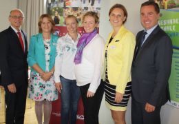 Gesundheitsreferent LH-Stv. Mag. Dr. Christian Stöckl, Direktorin der VS Saalfelden 2 Renate Stefl, Koordinatorin der Bewegten Schule Salzburg Mag. Christina Edthaler (AVOS), Koordinatorin der Gesunde Schule Salzburg Mag. Barbara Dorfinger-Gsöll (AVOS), Bereichsleiterin Schulen & Kindergärten Mag. Angelika Kastner-Bukovski (AVOS) sowie Landesschulratspräsident Prof. Mag. Johannes Plötzeneder.