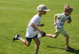 Volksschüler auf der Jagd nach Orientierungspunkten.
