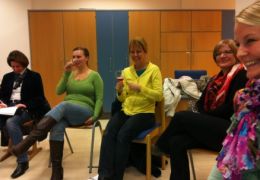 AVOS-Ernährungswissenschafterin Conny Schreder (rechts) in der Runde mit interessierten Müttern.