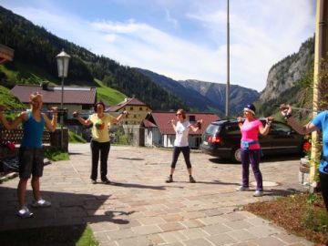 Nordic-Walking-Workshop als Elternangebot im Rahmen der Gesunden Schule in der VS Hüttschlag.
