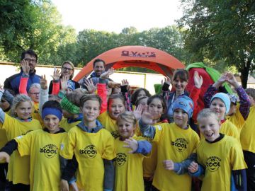 Auf dem Foto: Landesrätin Mag. Martina Berthold (re) mit Kindern der Volksschule Schwarzach sowie (v.l.) DI Hannes Lichtmannegger, AUVA, Mag. Angelika Bukovski, AVOS sowie Mag. Bernhard Bayer, AVOS.
