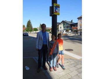 Die beiden Plakatkünsterlinnen mit Bgmst. Grubinger.