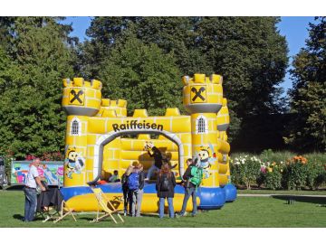 Raiffeisen Salzburg unterstützt den Orientierungslauf mit 600 Äpfel und einer Hüpfburg.