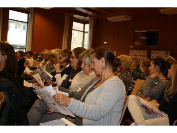 Für Zuhause: Titus Bürgisser brachte für jede und jeden eine Anleitung mit, wie man seinen Stress besser bewältigen kann.