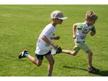 Volksschüler auf der Jagd nach Orientierungspunkten.