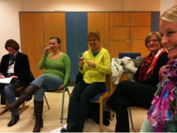 AVOS-Ernährungswissenschafterin Conny Schreder (rechts) in der Runde mit interessierten Müttern.