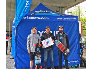 Blue Tomato und AVOS bei der Übergabe der Skateboards für die Bewegte & Gesunde Schule Salzburg Blue Tomato und AVOS bei der Übergabe der Skateboards für die Bewegte & Gesunde Schule Salzburg